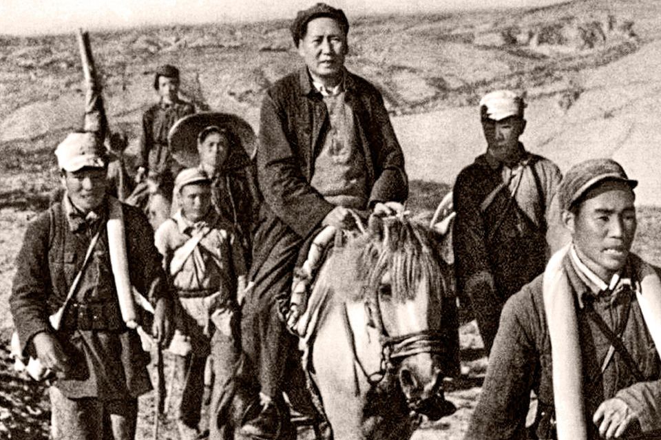 Schwarz-weiß Fotografie: Mao Tsetung beim langen Marsch reitend auf einem Pferd