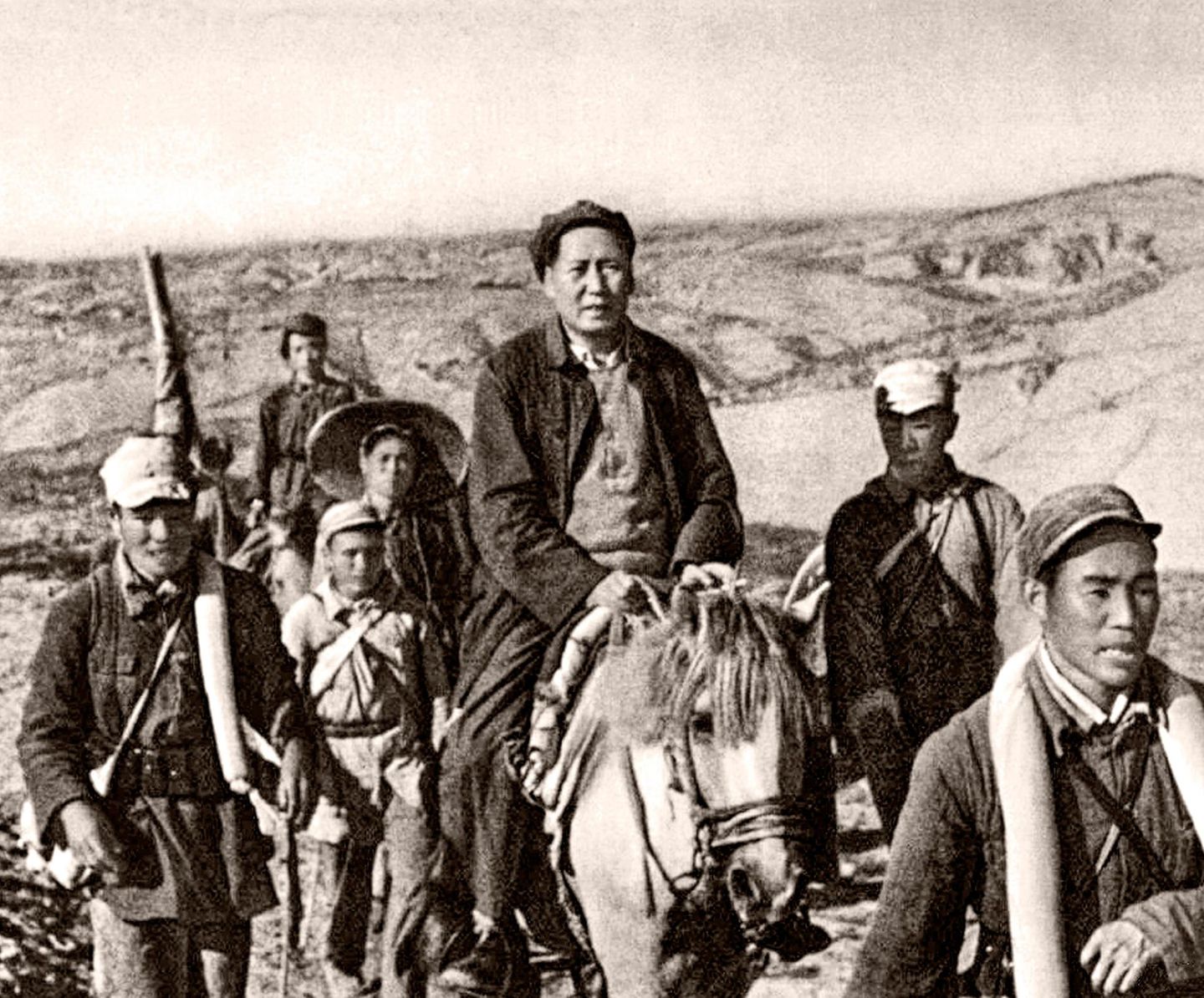 Schwarz-weiß Fotografie: Mao Tsetung beim langen Marsch reitend auf einem Pferd