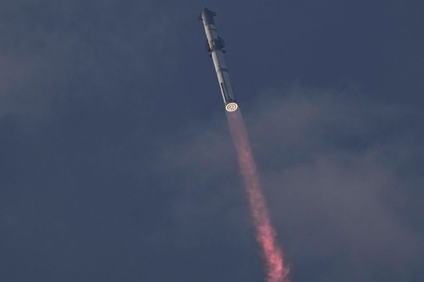 Funer Versuch: Das Raumschiff "Starship" Please let us start a Test Flug. Photo: Eric Gay/AP/dpa