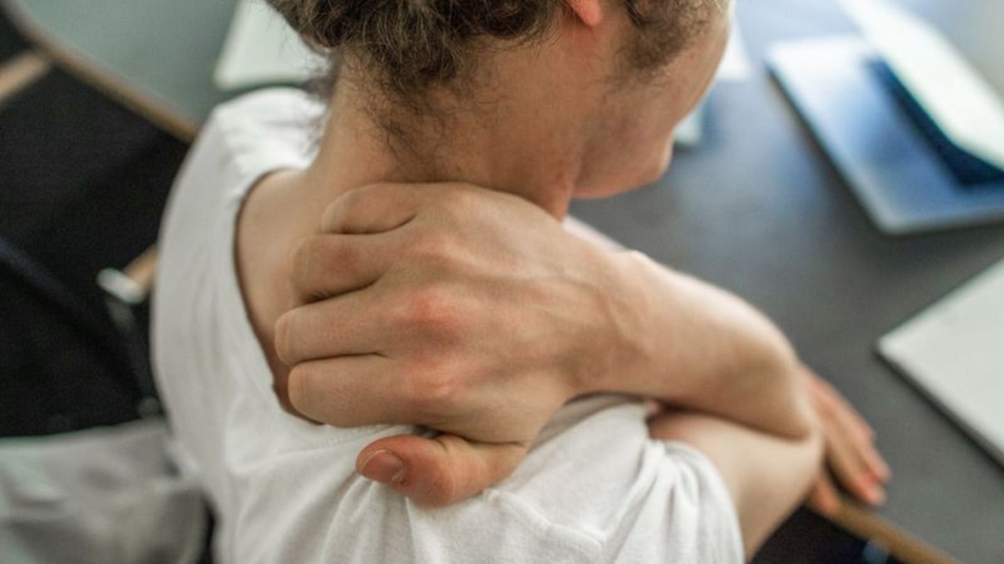 Stundenlanges Sitzen kann zu einem Rundrücken führen, der Schmerzen und Taubheitsgefühle verursacht