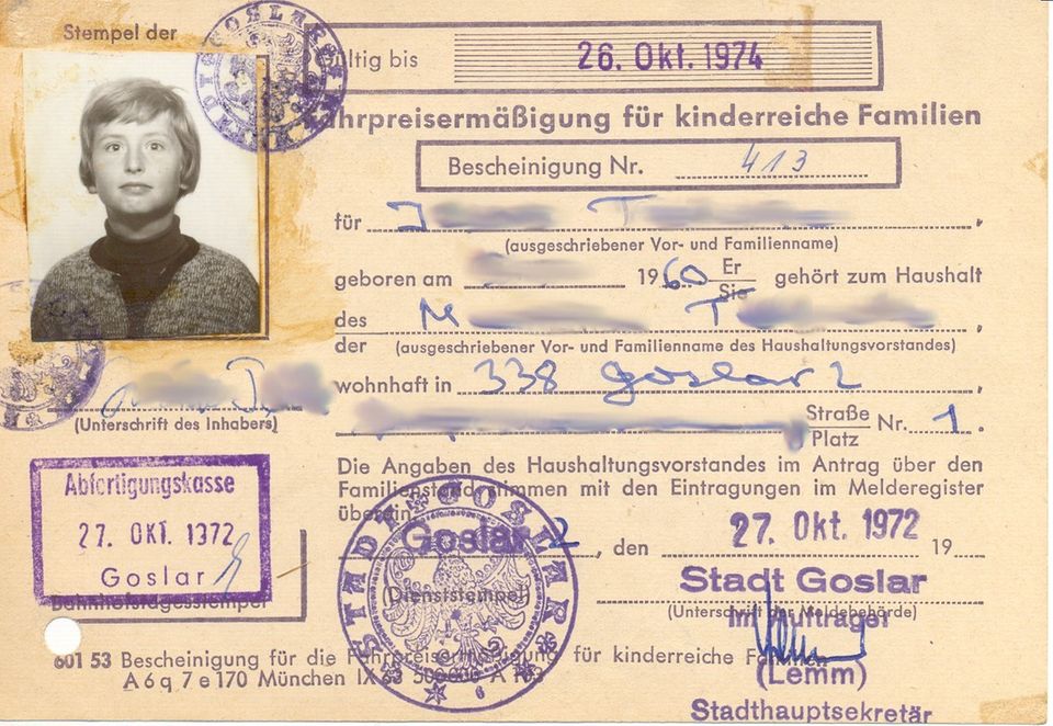 Ausweispapier mit einem Schwarz-Weiß-Foto und Stempeln Ausweispapier mit einem Schwarz-Weiß-Foto und Stempeln
