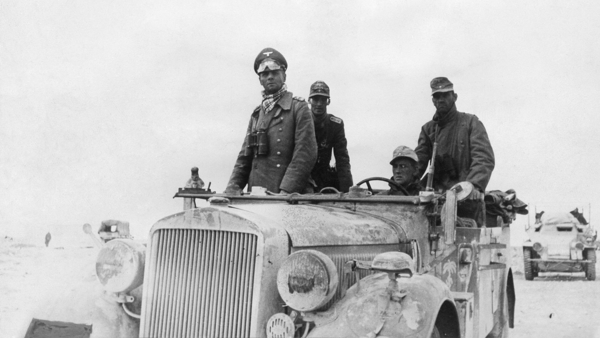 Schwarz-weiß Foto von Erwin Rommel und drei Soldaten in seinem Gefechtsstandswagen während der Schlacht in Tobruk, Nord-Afrika