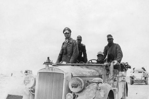 Schwarz-weiß Foto von Erwin Rommel und drei Soldaten in seinem Gefechtsstandswagen während der Schlacht in Tobruk, Nord-Afrika