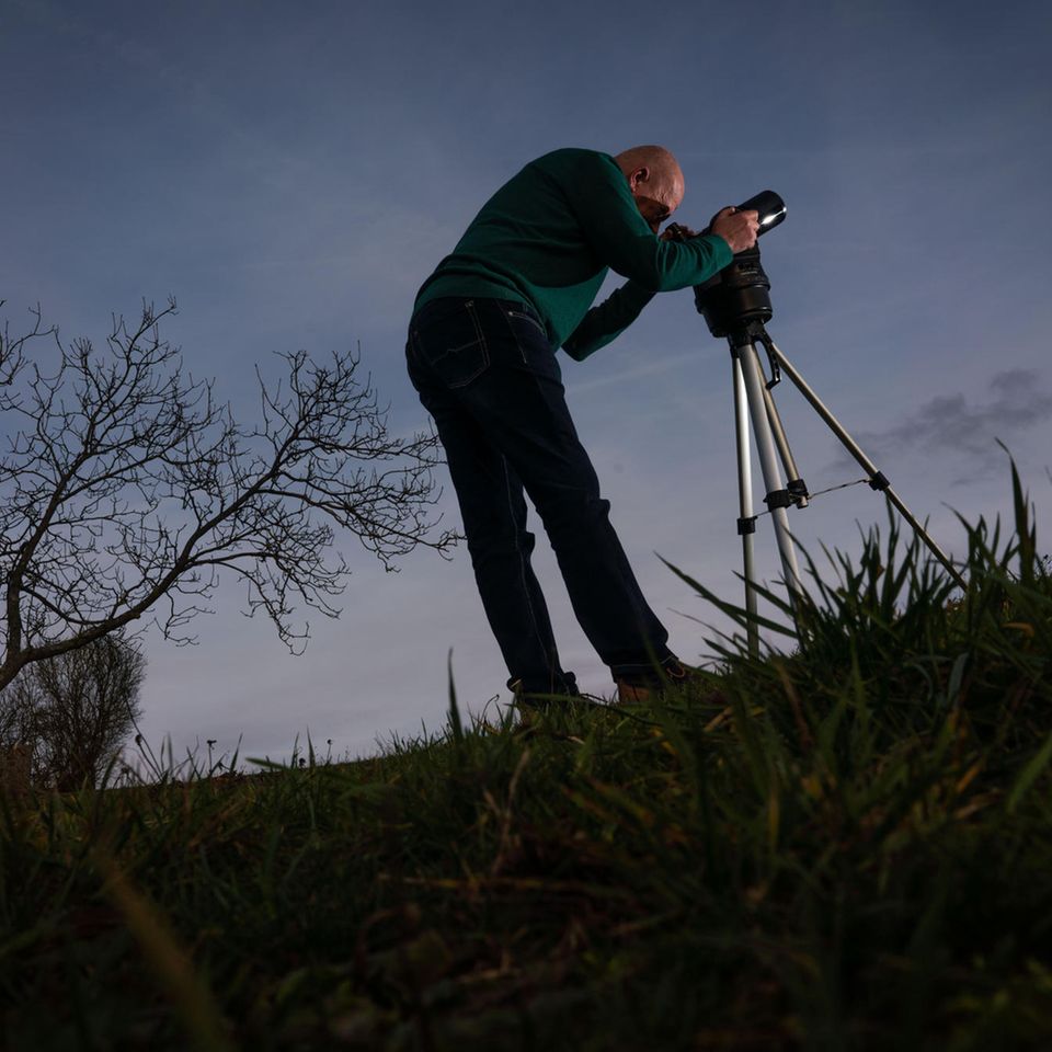 Hansjürgen Köhler mit seinem Teleskop auf einer Wiese im Odenwald. Seit er vor drei Jahren in den Ruhestand ging, jagt er in Vollzeit UFOs