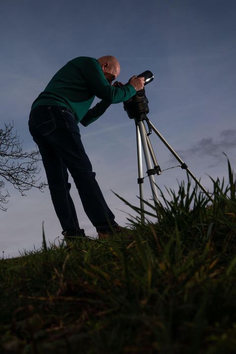 Hansjürgen Köhler mit seinem Teleskop auf einer Wiese im Odenwald. Seit er vor drei Jahren in den Ruhestand ging, jagt er in Vollzeit UFOs