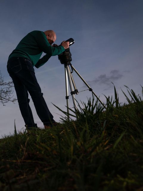 Hansjürgen Köhler mit seinem Teleskop auf einer Wiese im Odenwald. Seit er vor drei Jahren in den Ruhestand ging, jagt er in Vollzeit UFOs