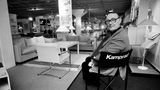 Ingvar Kamprad in einer Ikea-Filiale