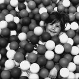 Kind im Bällebad