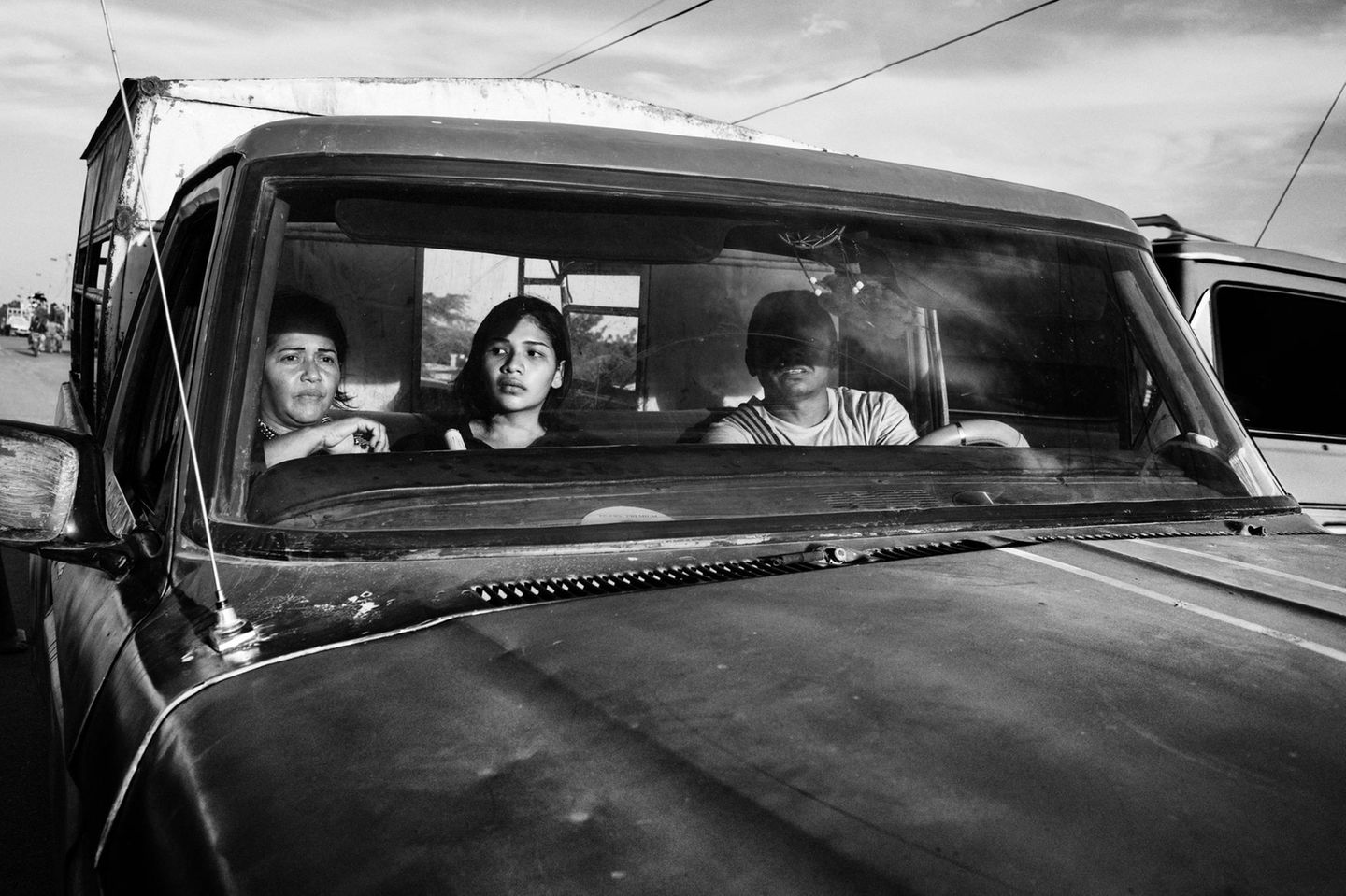 Kolumbien Schwarz-weiß Fotografie: Familie in einem Auto