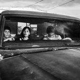 Schwarz-weiß Fotografie: Familie in einem Auto