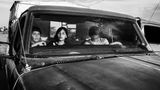 Schwarz-weiß Fotografie: Familie in einem Auto