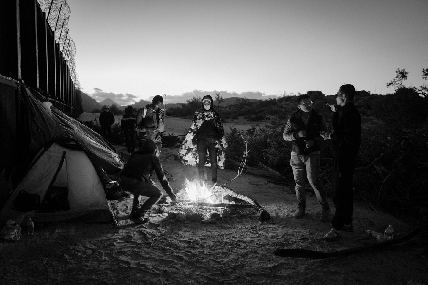 Kalifornien Schwarz-weiß Fotografie: Männer stehen um eine Feuerstelle