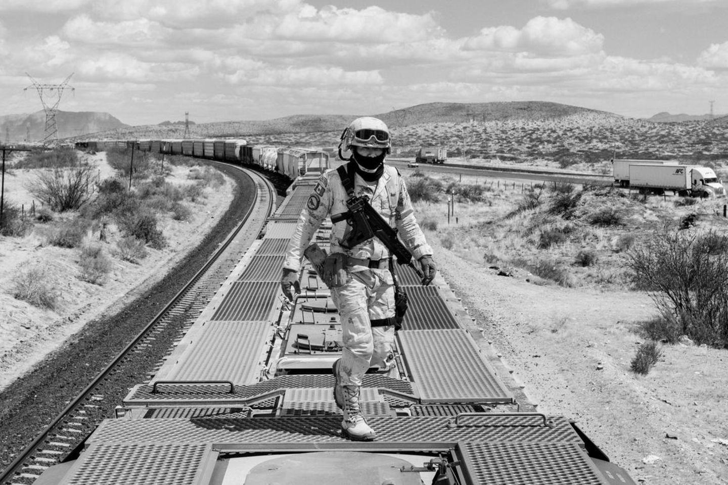 Chihuahua Schwarz-weiß Fotografie: Ein Soldat läuft über die Dächer von Zugwaggons