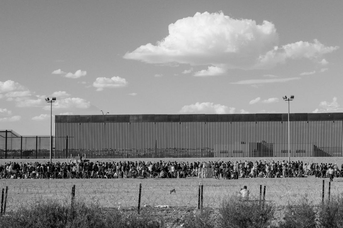 Chihuahua Menschen warten am Grenzübergang von Ciudad Juárez. Jeden Morgen gibt der Grenzschutz 1500 neue Termine an den offiziellen Grenzübergängen aus, buchbar über eine App: Wer so ins Land gelangt, erhält direkt eine Arbeitserlaubnis. Doch auf diesen legalen Weg müssen Antragsteller oft lange warten, in einer der gefährlichsten Städte der Welt, im Einflussbereich der Drogenkartelle.