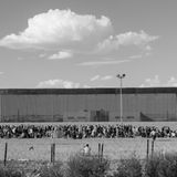 Menschen warten am Grenzübergang von Ciudad Juárez. Jeden Morgen gibt der Grenzschutz 1500 neue Termine an den offiziellen Grenzübergängen aus, buchbar über eine App: Wer so ins Land gelangt, erhält direkt eine Arbeitserlaubnis. Doch auf diesen legalen Weg müssen Antragsteller oft lange warten, in einer der gefährlichsten Städte der Welt, im Einflussbereich der Drogenkartelle.