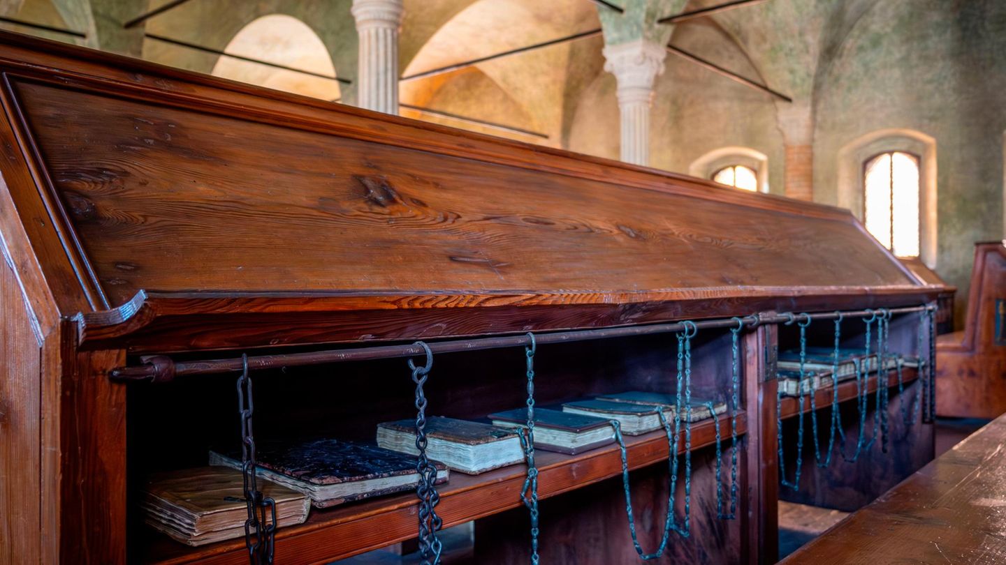 Biblioteca Malatestiana, Cesena Regal mit alten Büchern