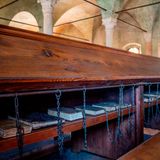 Regal mit alten Büchern