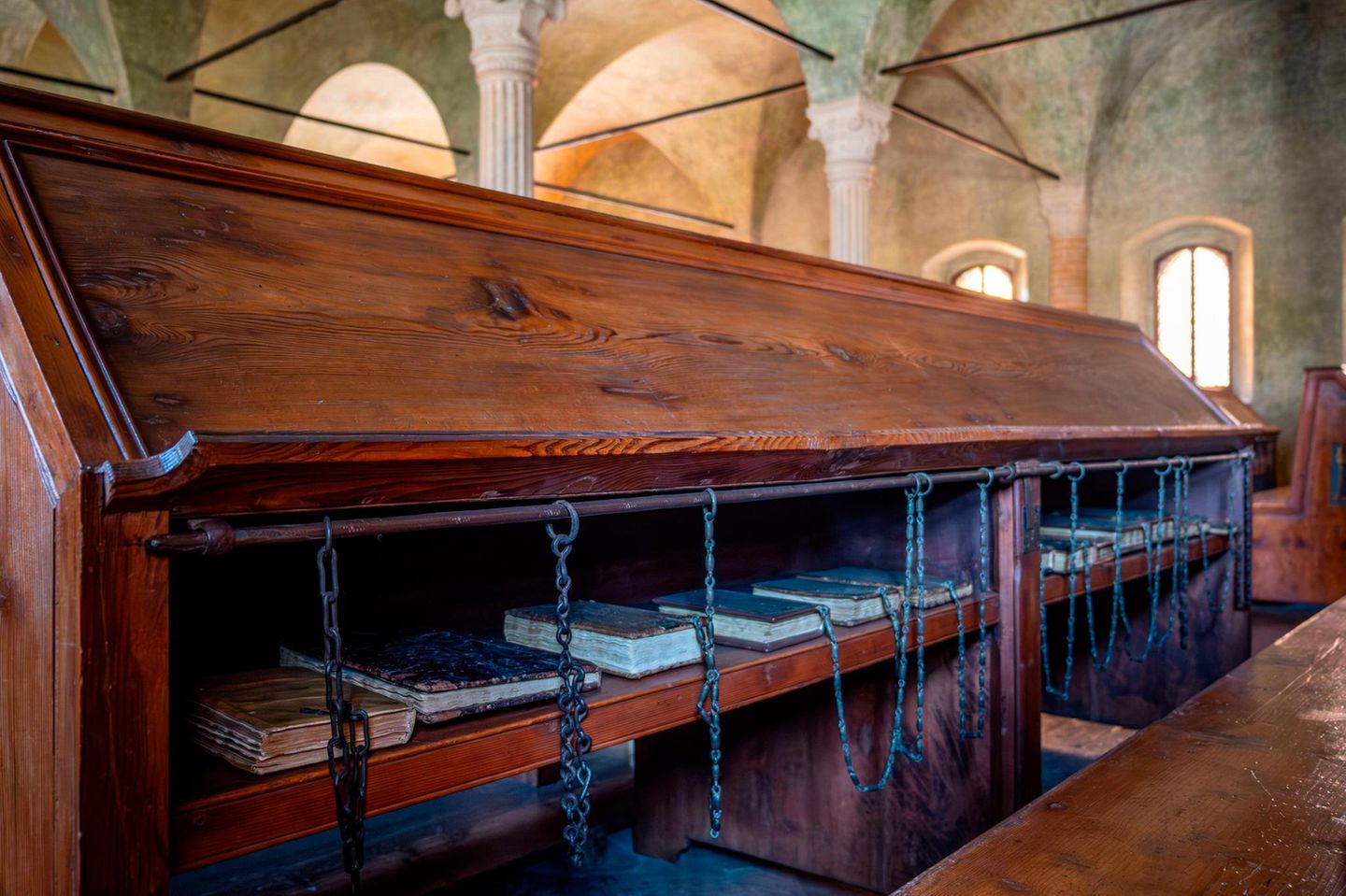 Regal mit alten Büchern