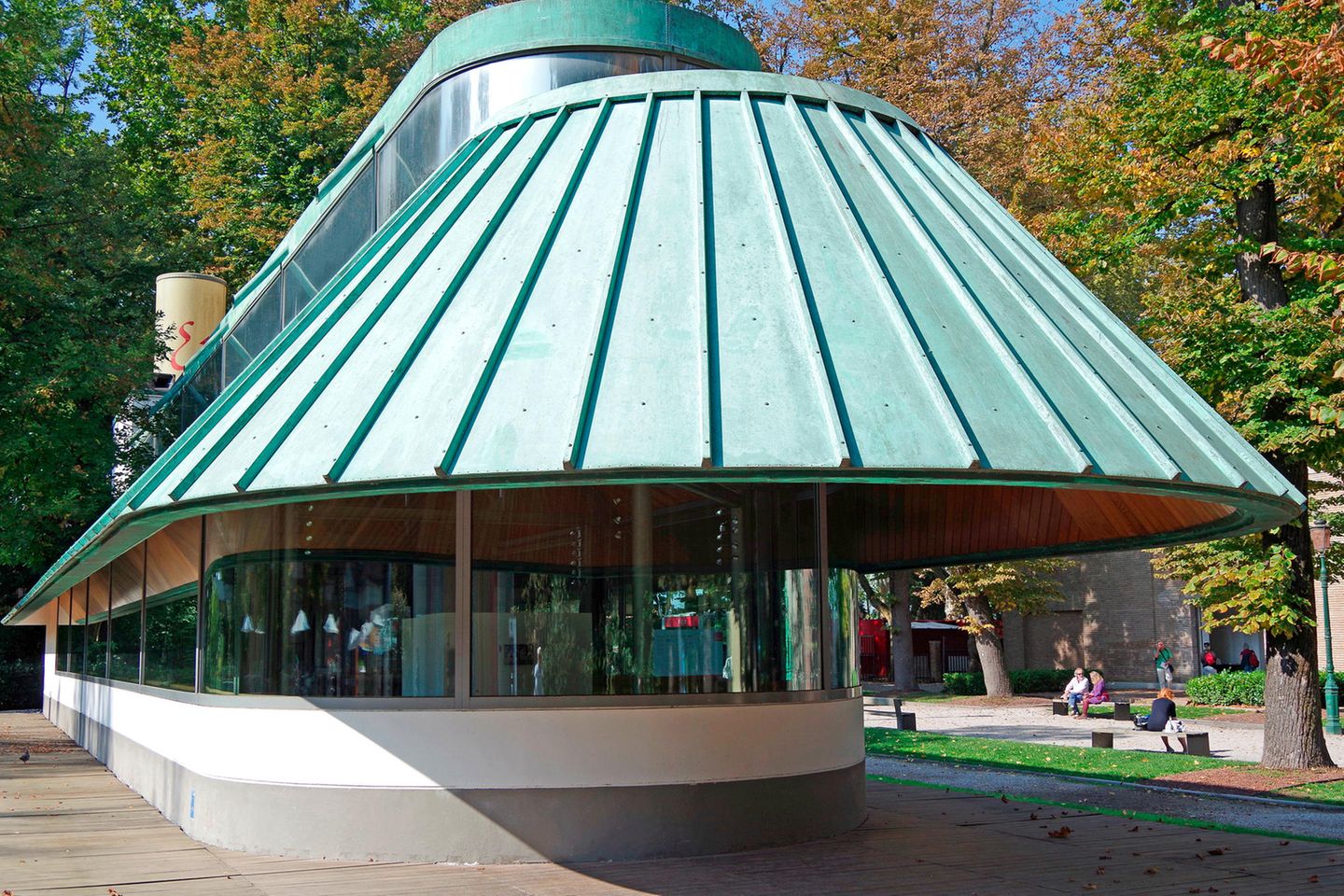 Gigantisches Kupferdach über niedrigem verglasten Pavillon, Außenaufnahme