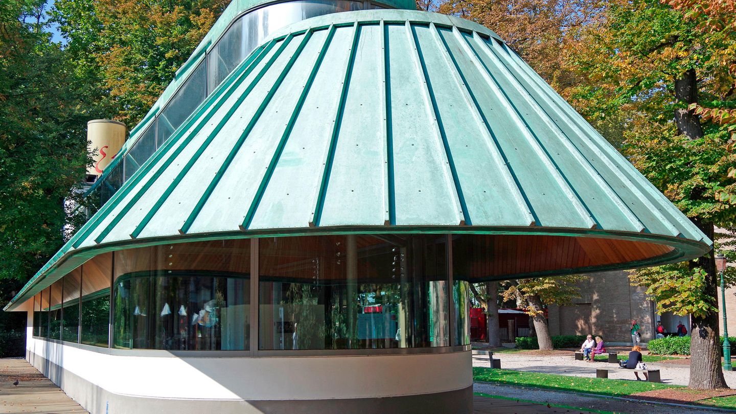 Electa Book Pavilion, Venedig Gigantisches Kupferdach über niedrigem verglasten Pavillon, Außenaufnahme