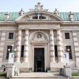 Außenaufnahme, pompöses Steinportal mit Säulen und Tür