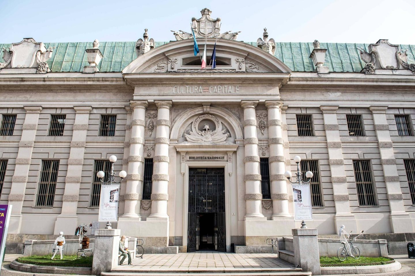 Außenaufnahme, pompöses Steinportal mit Säulen und Tür