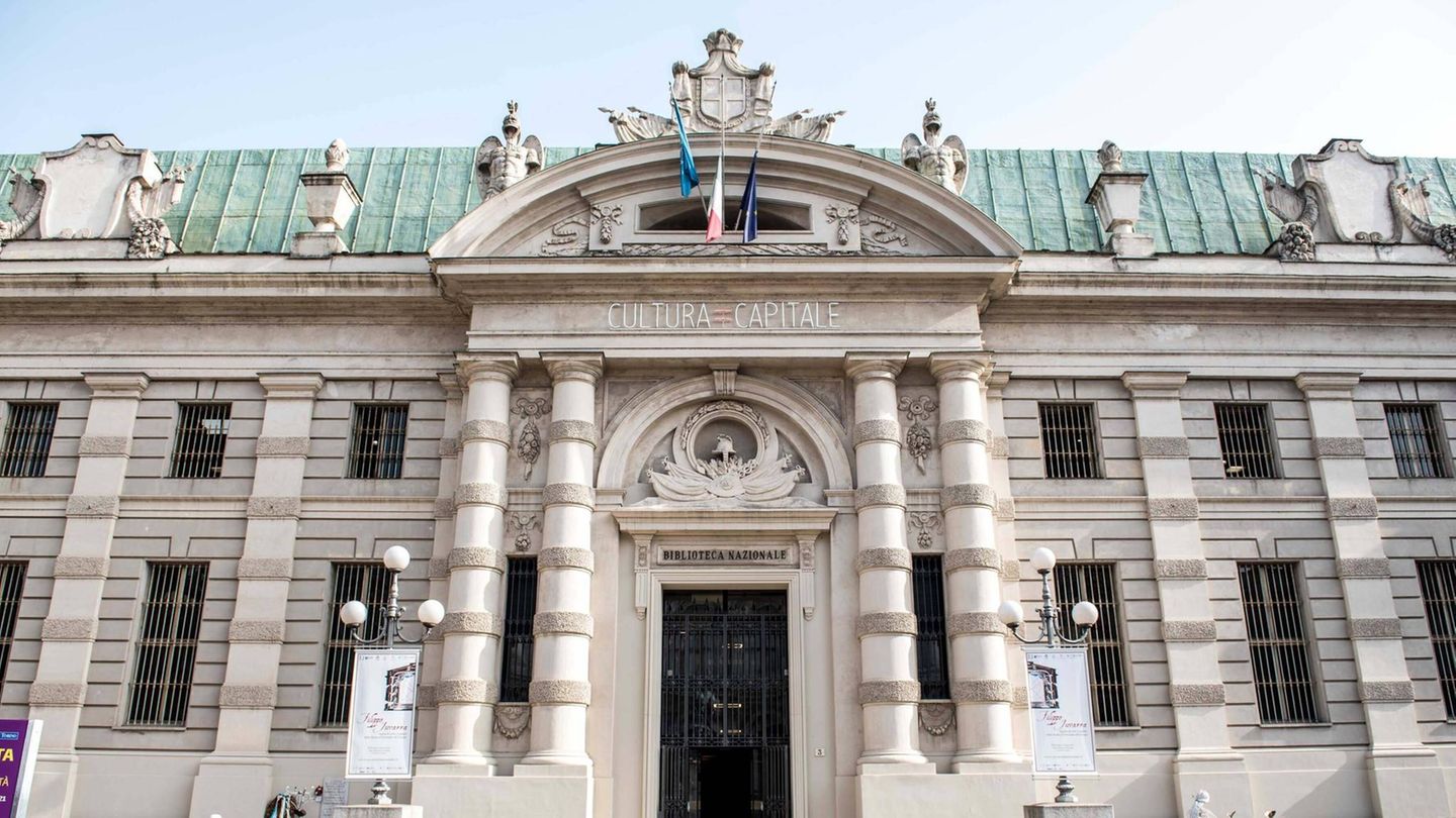 Biblioteca Nazionale Universitaria, Turin Außenaufnahme, pompöses Steinportal mit Säulen und Tür