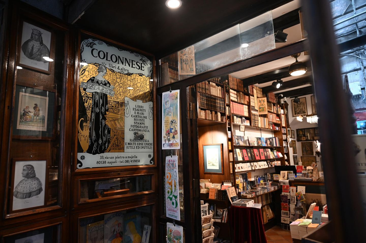 Regale voller Bücher, goldenes Jugendstilbild am Eingang