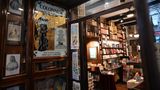 Regale voller Bücher, goldenes Jugendstilbild am Eingang