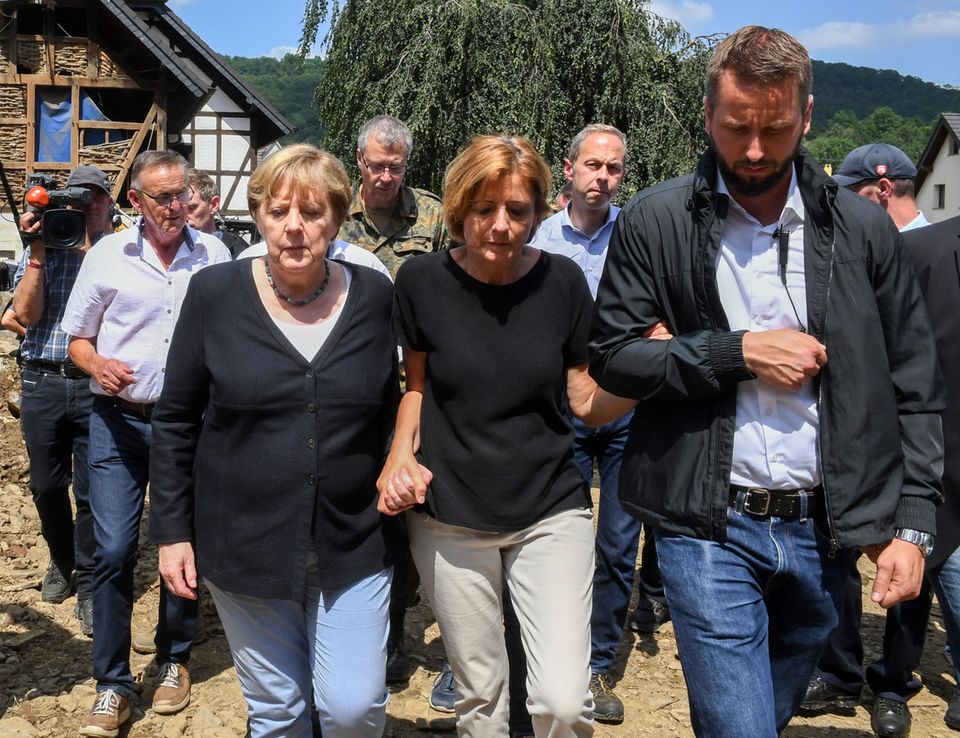 Angela Merkel und Malu Dreyer besichtigen Flutkatastrophe Angela Merkel und Malu Dreyer besichtigen Flutkatastrophe