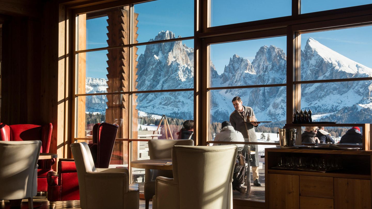 Restaurantlounge mit Aussenansicht auf sonnige Terrasse