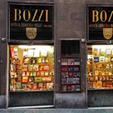 Haus mit zwei beleuchteten Schaufenstern voller Bücher