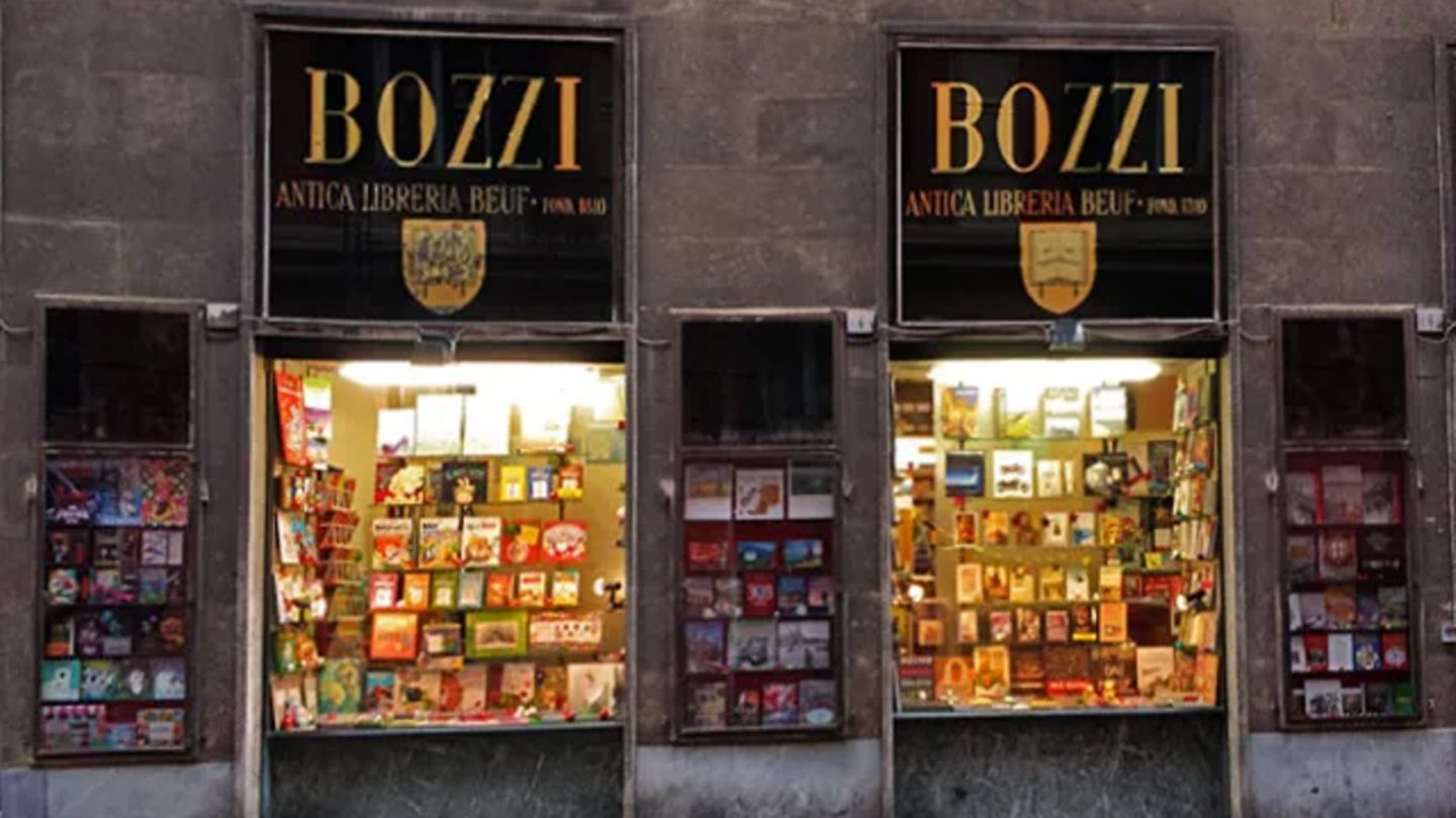 Libreria Bozzi, Genua Haus mit zwei beleuchteten Schaufenstern voller Bücher