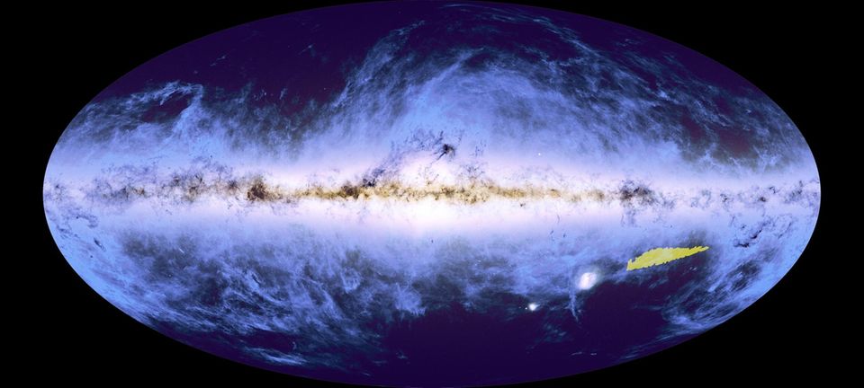 Astronomie: Gelb eingefärbt ist der Bereich des Nachthimmels, zu dem die ESA nun Euclid-Aufnahmen veröffentlichte. Er umfasst lediglich ein Prozent der späteren Karte und ist im Verhältnis zum Rest des Mosaiks 600-fach vergrößert Gelb eingefärbt ist der Bereich des Nachthimmels, zu dem die ESA nun Euclid-Aufnahmen veröffentlichte. Er umfasst lediglich ein Prozent der späteren Karte und ist im Verhältnis zum Rest des Mosaiks 600-fach vergrößert