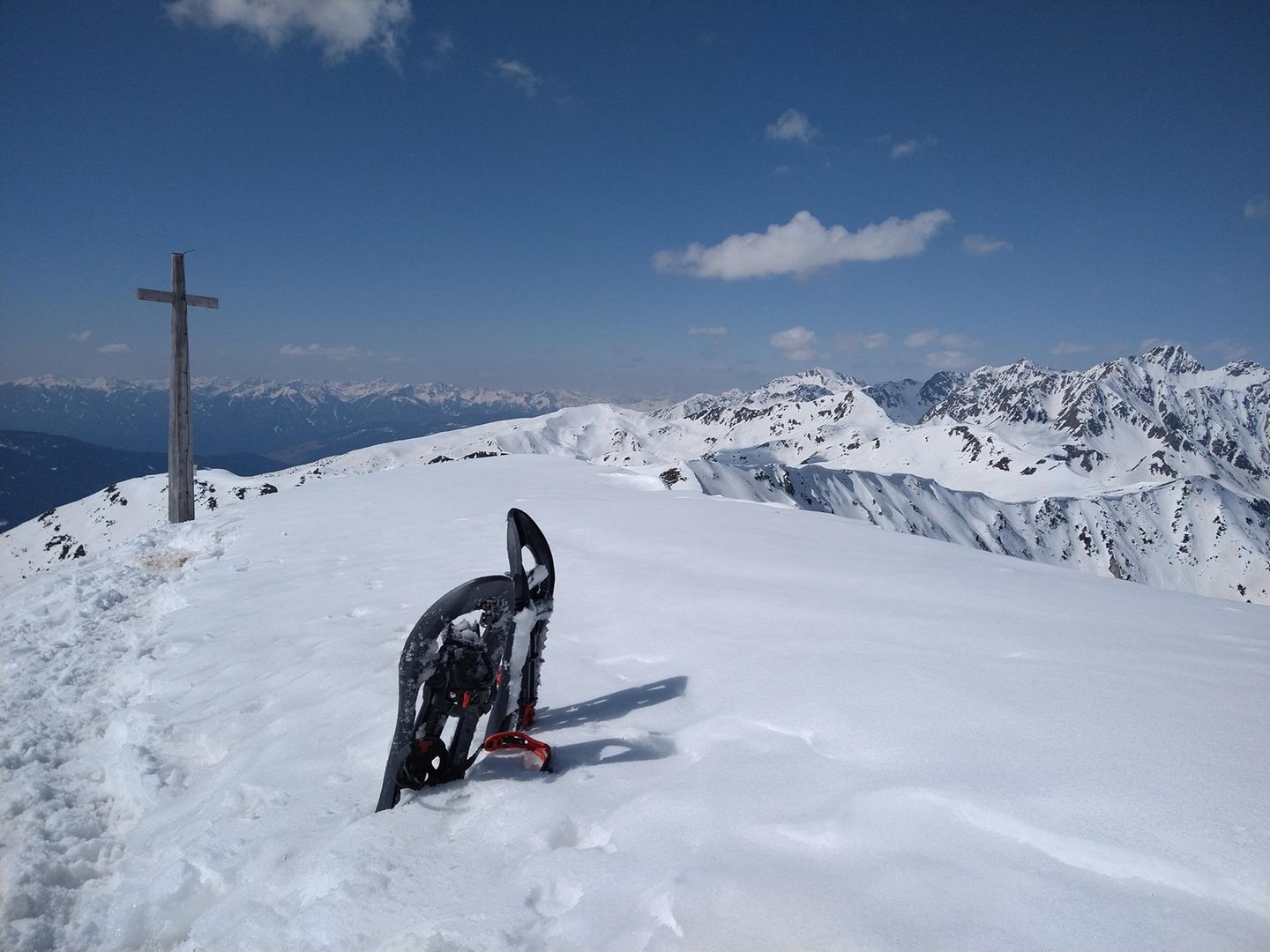 Putzenhöhe mit viel Weitblick Schneelandschaft mit Schneeschuhen