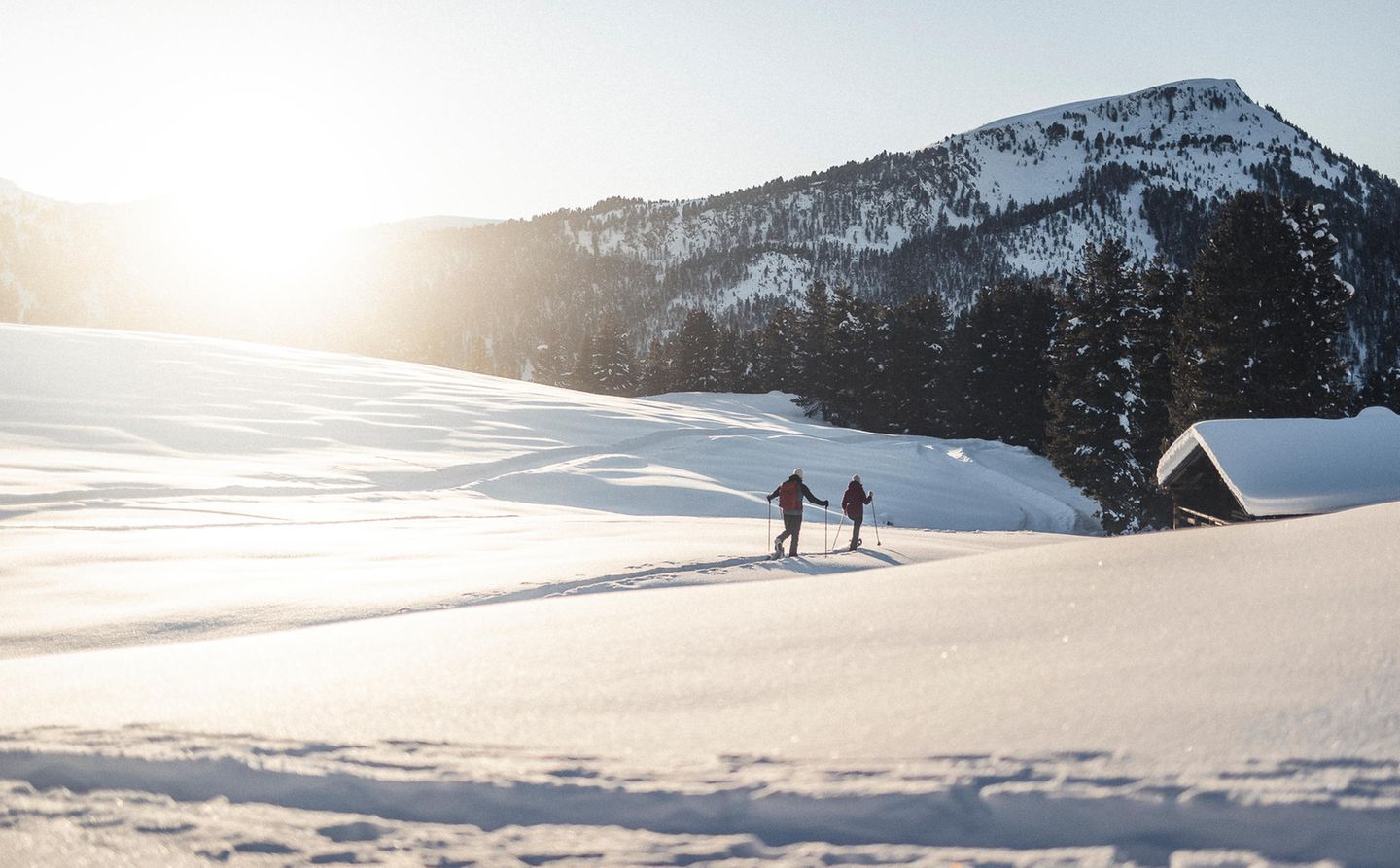 Villnöss mit Dolomitenblick Schneelandschaft mit Schneeschuhwanderern