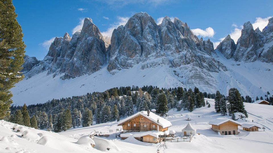 Almhütte in schneebedeckter Landschaft