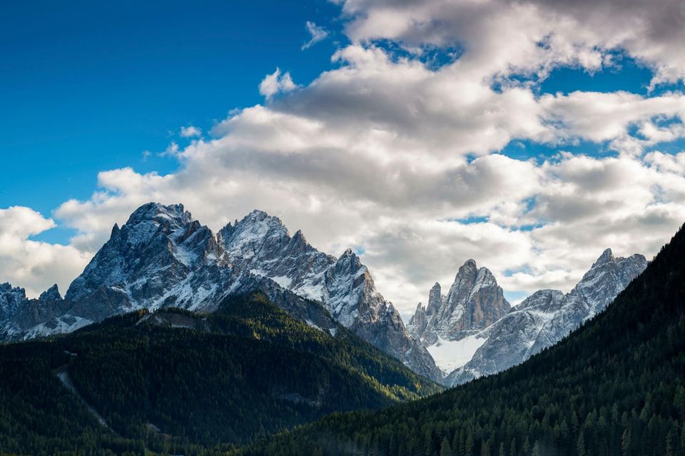 Schneebedecktes Bergmassiv mit Wolken