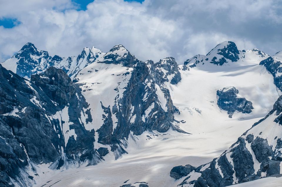 Schneebedecktes Bergmassiv und Tal