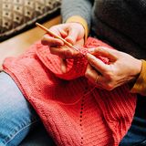 Frau häkelt einen Schal