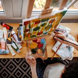 Frau malt auf Leinwand