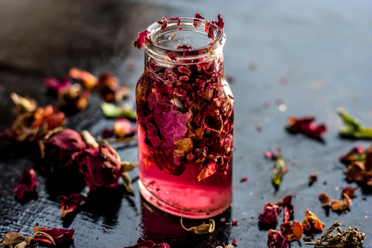 Rosenwasser in einer Glasflasche