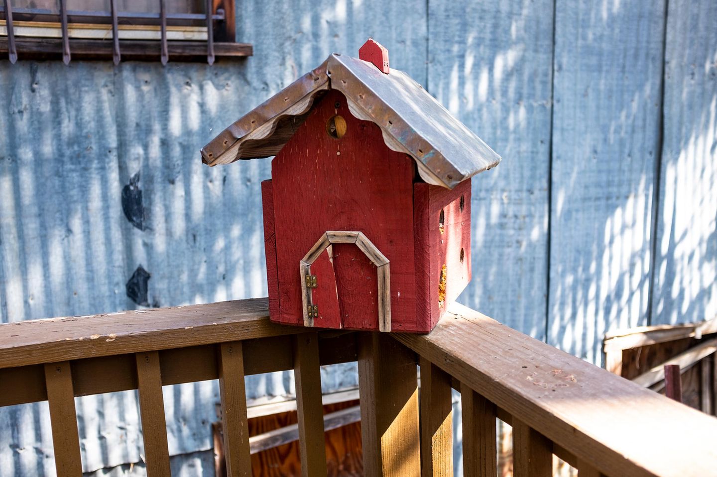 Ein selbstgebautes Vogelhaus