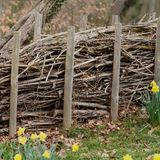 Eine Benjeshecke im Garten
