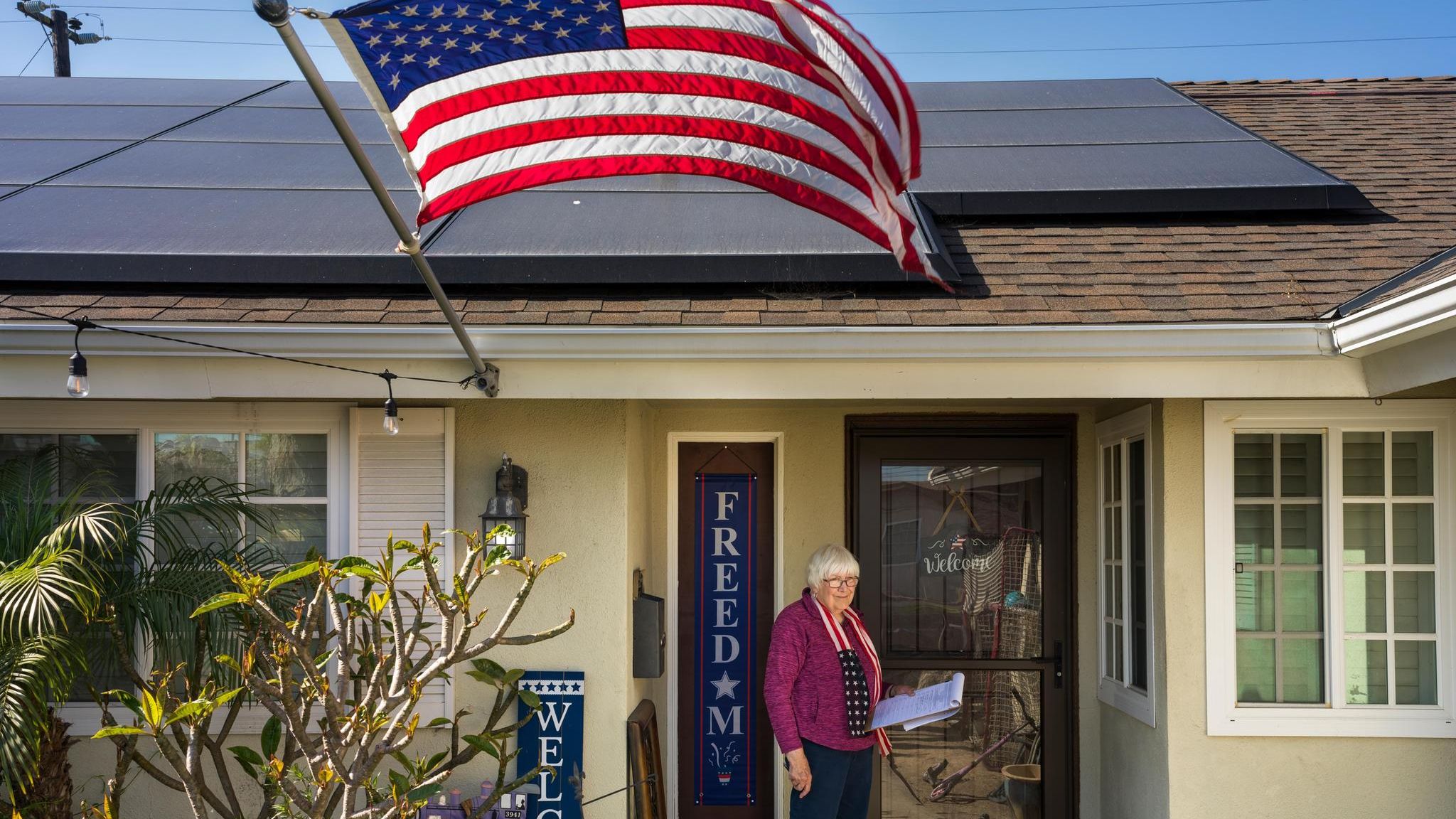 T. J. England, Armeeveteranin und zweifache Großmutter, sammelt Unterschriften gegen die geplanten Bücherverbote in ihrer Heimatstadt und trägt dabei Stars and Stripes. Doch sie ist nicht sicher, ob die Nachbarn mit der großen US-Flagge und dem "Freedom"-Schild das Gleiche meinen wie sie