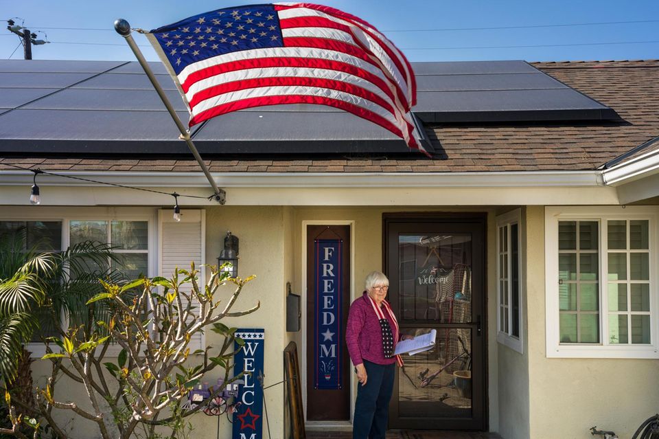 T. J. England, Armeeveteranin und zweifache Großmutter, sammelt Unterschriften gegen die geplanten Bücherverbote in ihrer Heimatstadt und trägt dabei Stars and Stripes. Doch sie ist nicht sicher, ob die Nachbarn mit der großen US-Flagge und dem "Freedom"-Schild das Gleiche meinen wie sie 1.3932