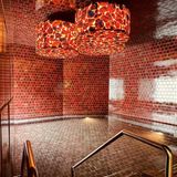 rote Kacheln, rote Lampen, höhlenartiges Design