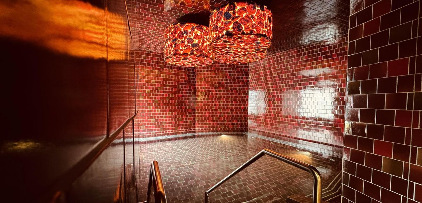 Dampf ablassen: im Spa Samedan rote Kacheln, rote Lampen, höhlenartiges Design