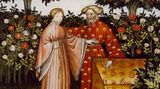 Frau und Mann stehen in Garten