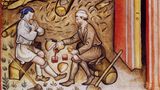 Holzfäller sitzen auf Baumstamm und essen